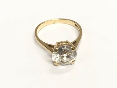 A 9ct gold ring set with Cz size R and 3.30g