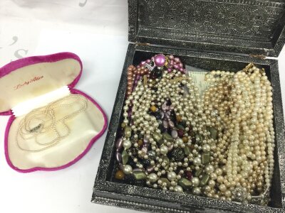 25 rows of nice simulated pearls (70s/80s) in tree of life box