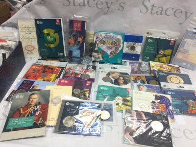 A large collection of assorted commemorative coins including 2002 commonwealth games set