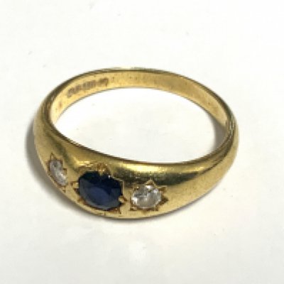 An antique 18ct yellow gold ring set with a sapphire and 2 diamonds. 
