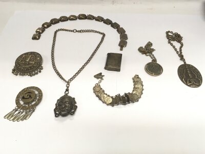 Collective lot of Mexican and Indian silver and other items including necklaces and brooches.
Total 330g