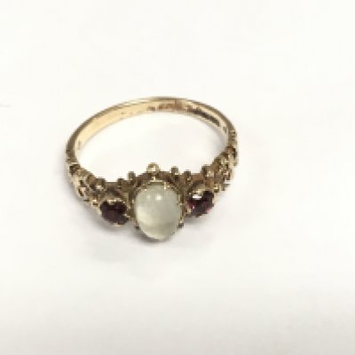 An antique 9ct gold moonstone and garnet ring, approx 2.4g and approx size M-N.