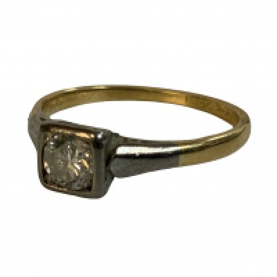 An 18ct gold and platinum solitaire diamond ring. Size O.