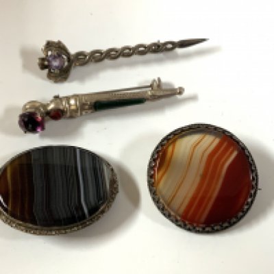 4 sterling silver and agate set brooches.