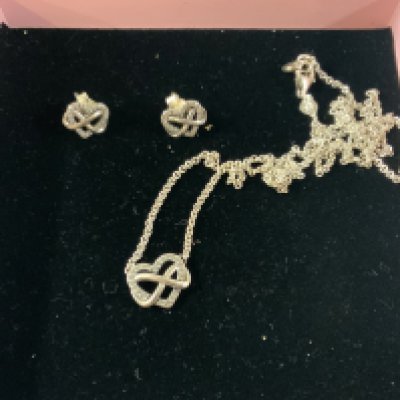 A sterling silver Pandora suite of jewellery (pendant/chain and stud earrings). NO RESERVE