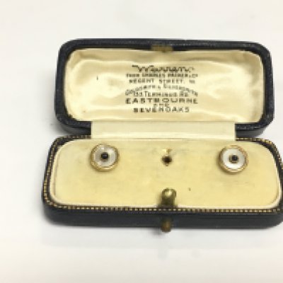 A cased pair of 9ct gold collar studs. NO RESERVE