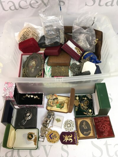 A box of costume jewellery.