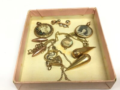 A collection of gold and gold tone jewellery.