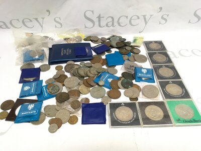 A collection of mixed coinage.