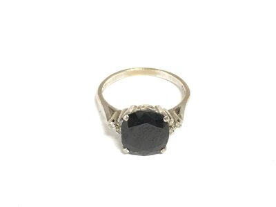 An 18ct gold, sapphire and diamond ring, approx 4.5g and approx size O.