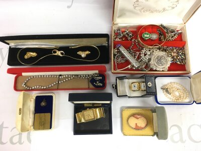 A collection of costume jewellery.