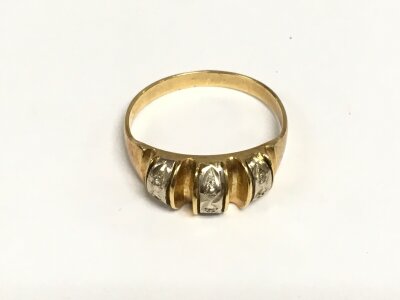 A two tone gold ring marked 750 and 585, approx 3.4g ad approx size Q.