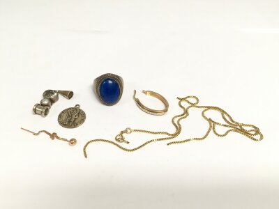 A small collection of gold and silver jewellery comprising a silver ring, a 9ct gold chain (broken) etc.