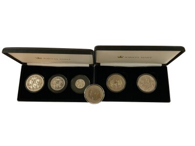 Mixed lot of commemorative British coinage, to include 1935/1937 crown, Sterling silver Three kings 80th anniversary coin set, 1951 UNC George VI crown.