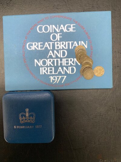 1977 Uncirculated coin set, Boxed crown, 3 pence coins.