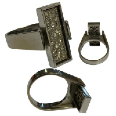 A heavy 18ct white gold ring inset with a pattern of brilliant cut diamonds, 10.7g (Size N).