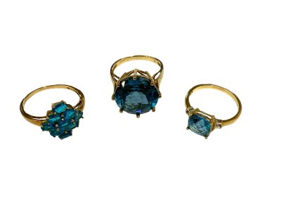 3 9ct gold blue stone dress rings, 11.1g
