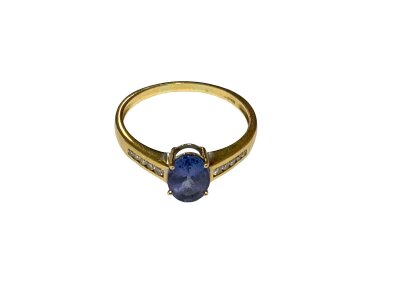 An 18ct yellow gold tanzanite and diamond ring. Size Q