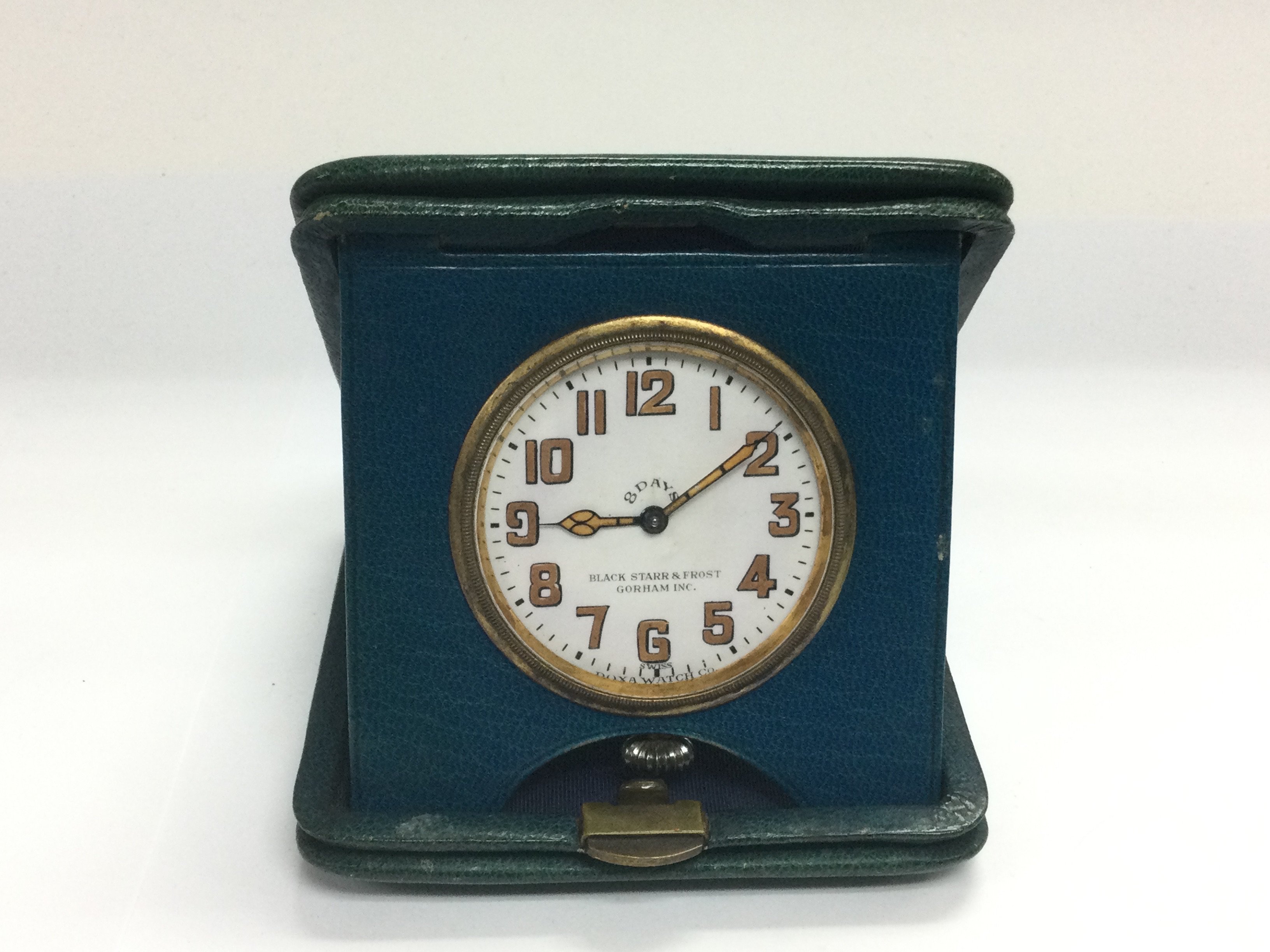 A vintage 8 day travelling clock. (B)