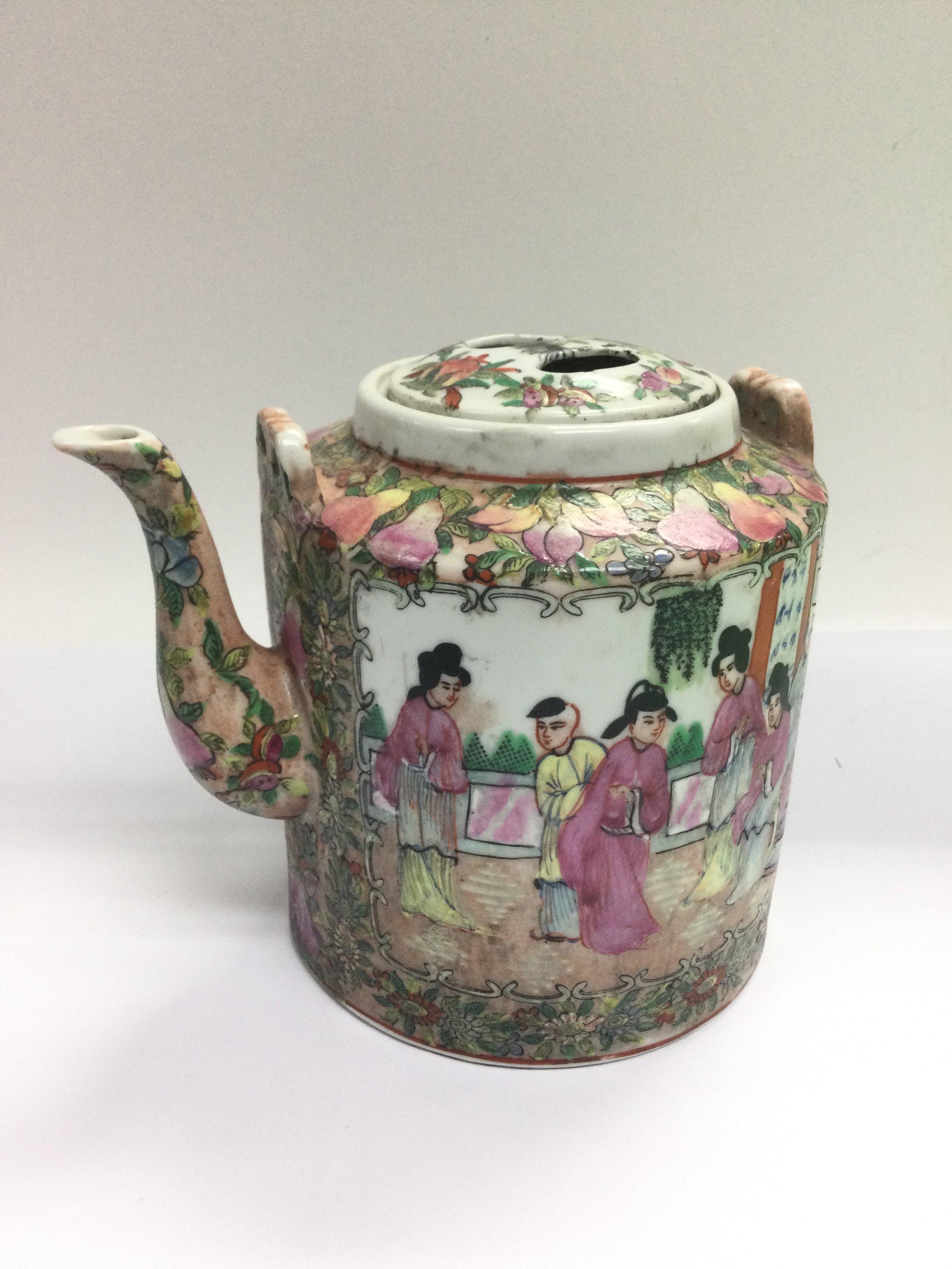 A Cantonese famille rose teapot, approx height 16cm. Shipping category D.- NO RESERVE