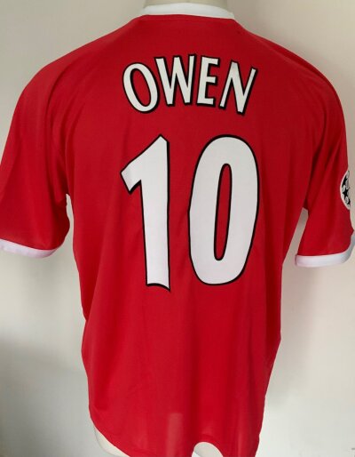 Liverpool 2001 - 2002 Owen Match worn Football Shirt: Red short sleeve with yellow Carlsberg sponsorship and badge. Champions League badging to arm and number 10 Owen to rear.
