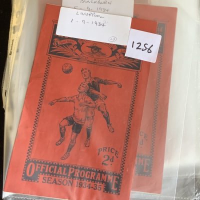 Arsenal 1934 - 1935 Complete Home Championship Season Football Programmes: Mainly good condition home programmes. Some with rusty or missing staples. Every League match to Include Leeds Blackburn Leicester Liverpool Aston Villa Middlesbrough Grimsby Newcastle Manchester City Sunderland Birmingham Derby Manchester City WBA Blackpool Huddersfield Tottenham Everton Chelsea. Complete of all 1st team league. (21)