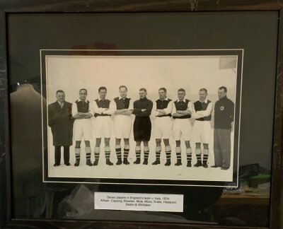 England v Italy 1934 Framed Football Photo: Features the 7 Arsenal players picked for the match. Comes with COA that this was part of the Highbury Stadium Sale. Measures 55 x 44cm. Some scratches to the frame.
