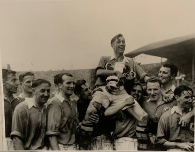 Arsenal 1950 FA Cup Final Football Photo: Unframed Photo of Joe Mercer with the Cup. Comes with COA that this was part of the Highbury Stadium auction. Measures 50 x 40cm.