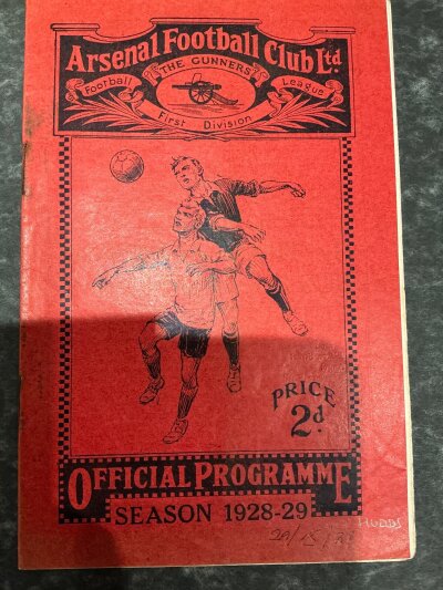1928 - 1929 Arsenal v Huddersfield Football Programme: Good condition league match with no team changes. Rusty staples holding firm.