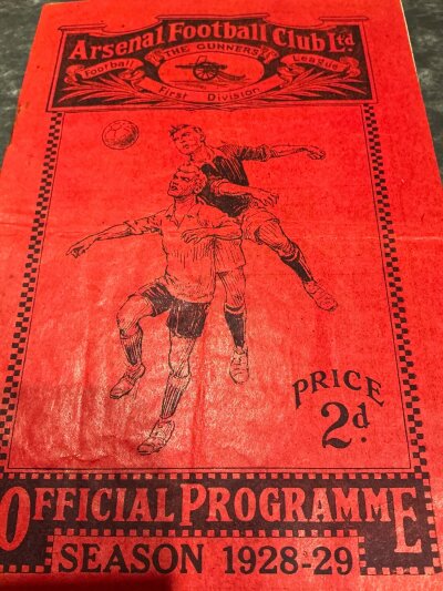 1928 - 1929 Arsenal v Burnley Football Programme: Good condition league match with no team changes. Rusty staples holding firm.