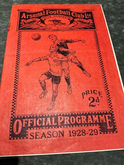 1928 - 1929 Arsenal v Portsmouth Football Programme: Fair condition league match with team change and score noted in pencil. Rusty staples not holding.