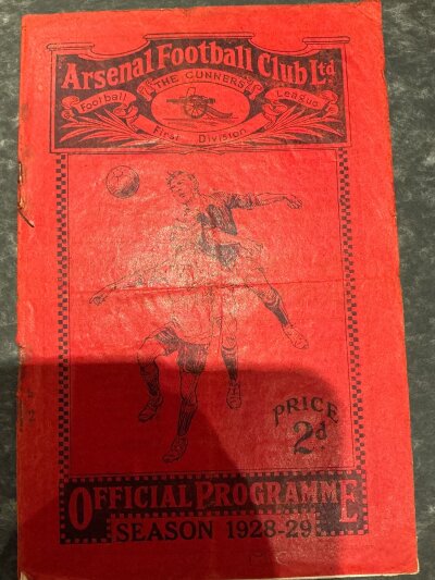 1928 - 1929 Arsenal v Manchester City Football Programme: Poor condition league match with no team changes. Rusty staples holding firm. Tears to team page.