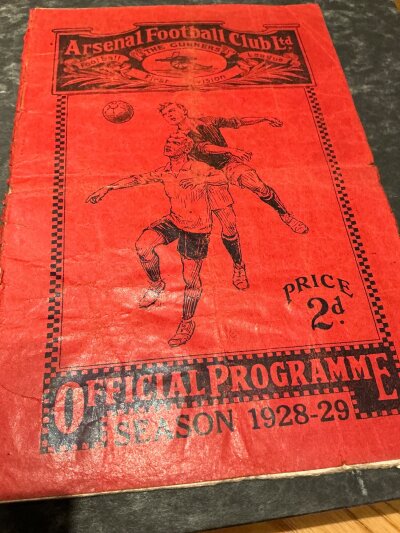 1928 - 1929 Arsenal v Leicester Football Programme: Fair condition league match with no team changes. Rusty staples holding firm. Some creasing to cover.