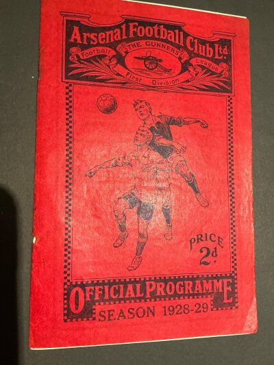 1928 - 1929 Arsenal v Leeds Football Programme: Good condition league match with no team changes. Staples have been removed.