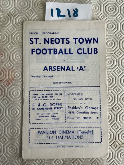 63/64 St Neots v Arsenal A Football Programme: Metropolitan League match dated 26 4 1964 in excellent condition with no writing.