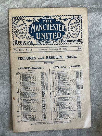 1925 - 1926 Manchester United v West Ham Football Programme: Good condition league programme with one team changes. A few half times written to rear page. Fold.