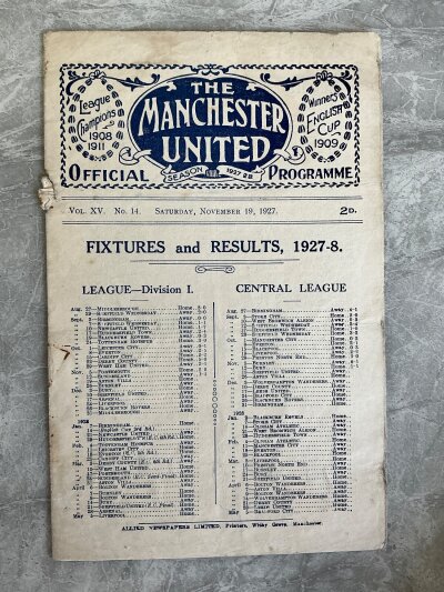 27/28 Manchester United v Aston Villa Football Programme: Fair condition league programme with no team changes. Damage at staple area.