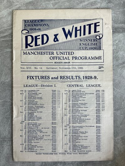 28/29 Manchester United v Derby County Football Programme: Excellent condition league programme with no team changes. Rusty staples holding firm.