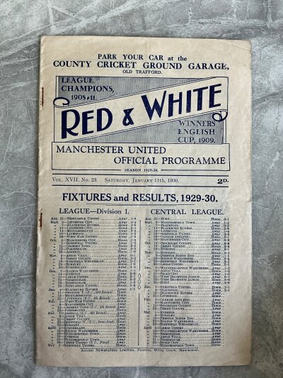 29/30 Manchester United v Swindon Town Football Programme: Good condition FA Cup programme with lightly pencilled team changes.