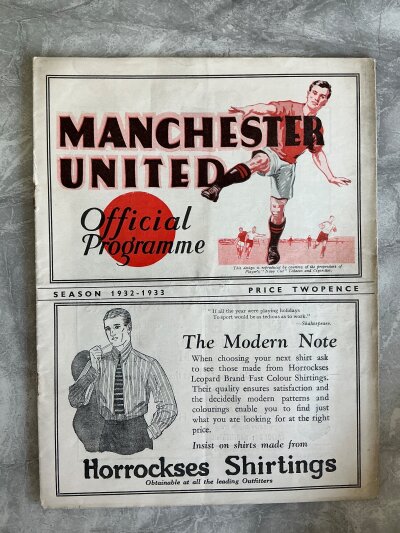 32/33 Manchester United v Charlton Football Programme: Very good condition league programme with no team changes. Rusty staples holding firm. Centre page loose but could be clipped back.