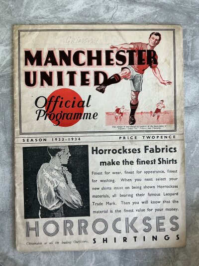 33/34 Manchester United v Grimsby Town Football Programme: Very good condition league programme with pencilled team changes.