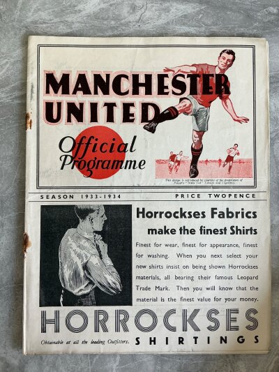 33/34 Manchester United v Southampton Football Programme: Good condition league programme with no team changes. Rusty staples failing leaving centre page loose.