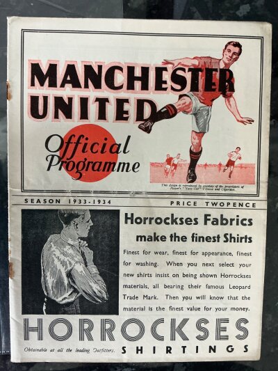 33/34 Manchester United v Oldham Football Programme: Good condition league programme with no team changes. Rusty staples holding firm.