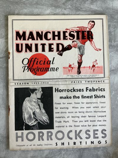 33/34 Manchester United v Hull City Football Programme: Very good condition league programme with no team changes. Rusty staples holding firm.