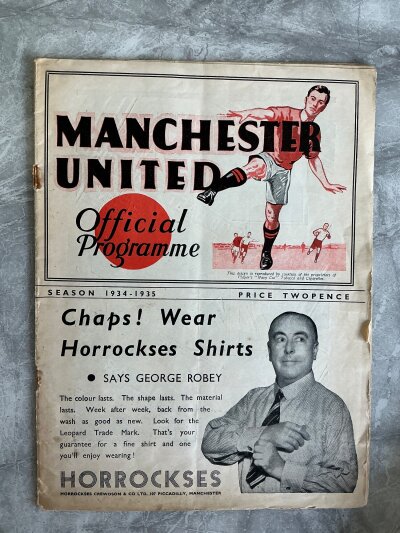 34/35 Manchester United v Norwich City Football Programme: Very good condition league programme with team changes. Rusty staples removed. Separate newspaper match reports included.
