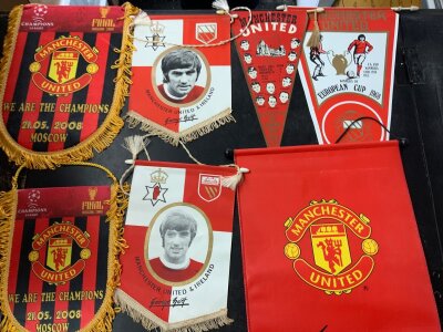 Manchester United Football Pennants: Two different George Best pennants plus 2 different 1968 European Cup winners,  2008 Champions League winners x 2. Very good. (7)