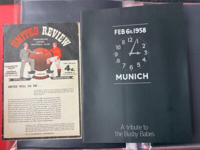 Man he’s United Munich Disaster Football Folder: Includes original and replica programme for home match v 57/58 Sheffield Wednesday with Man Utd team not filled in, 50th Anniversary scarf and more.