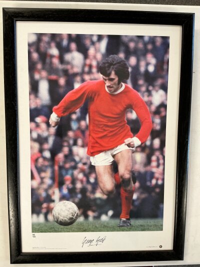 George Best Manchester United Signed Framed Football Print: Big Blue Tube branded ltd edition print 149/150 clearly signed to border and framed. Not for posting.