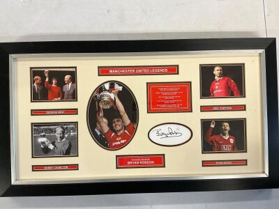 Robson’s + Giggs Signed Framed Manchester United Displays: Large framed photo of Giggs beating Liver Players to the ball and a legends display signed by Bryan Robson. Not for posting. (2)