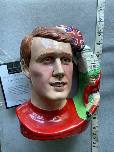 Geoff Hurst 1966 World Cup Boxed Royal Doulton Football Figure: Superb hand painted Ltd edition figure produced in 2006 to celebrate 40 years since winning the World Cup. Lifelike 8 inch high figure comes with certificate and box.